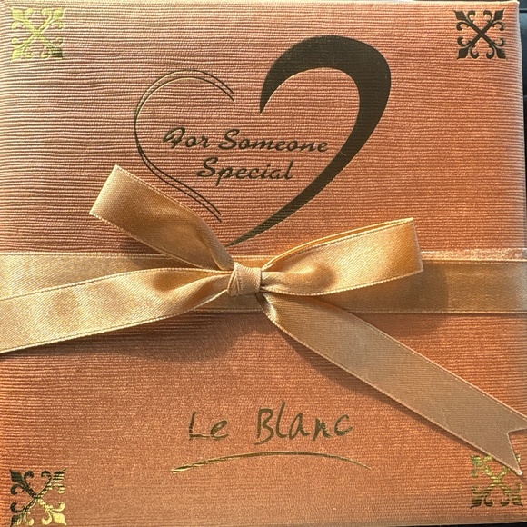 Women’s Gold Jewelry Set - Picture 4 of 4